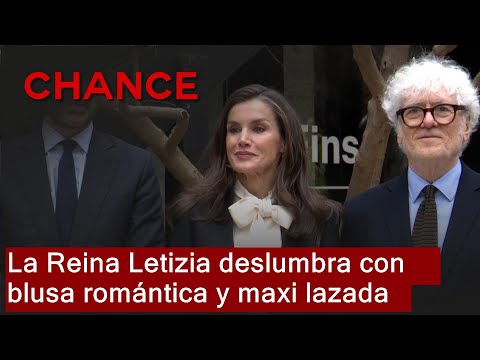 La Reina Letizia, sofisticación en estado puro con blusa romántica con maxi lazada