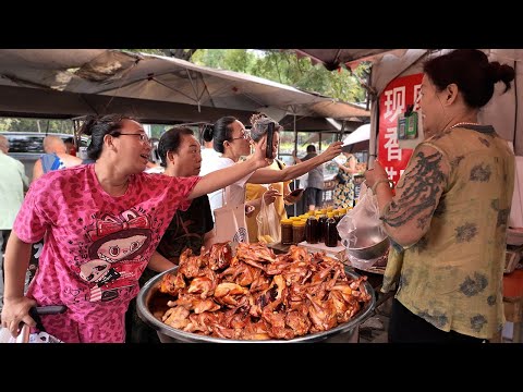 山西太原热闹非凡的大集市，奇特的石头饼，月牙形状的摊黄，1元一个的水煎包，香喷喷的烧鸡和烧鸽子，金黄酥脆的葱花饼和韭菜饺子，山西特色神池月饼和空心月饼，色泽油亮的红烧猪蹄。