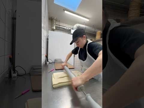 Comment tourer parfaitement ses croissants ? 🥐 #frenchbakery #boulangerie #pastry #patisserie