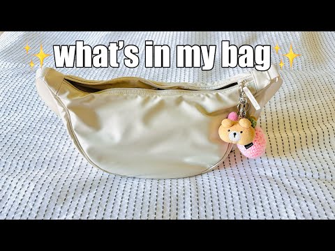 what's in my bag: Everyday Essentials | UNIQLO handbag
