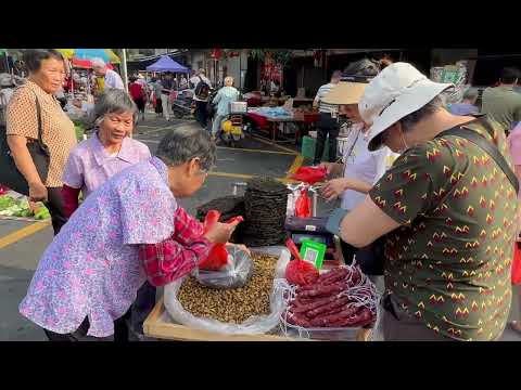 一朝早，開平市 Kaiping長沙社區的樓岡墟。與本地人一起”趁墟“買菜逛市場的熱鬧場面拍攝。村民擺賣自己種的蔬菜很便宜，但各種肉的價格就很貴。到上午九時多一刻，街上逛墟市的人已經渐渐散去。