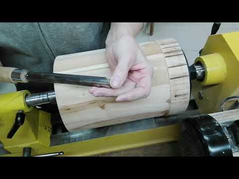 Большая ваза из, склеенных между собой, брусков яблони.