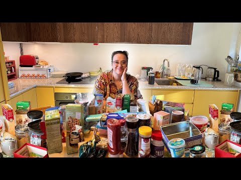 confronting her “JUST THROW IT IN” cabinets 💪🤯SMALL KITCHEN DECLUTTER & ORGANIZE