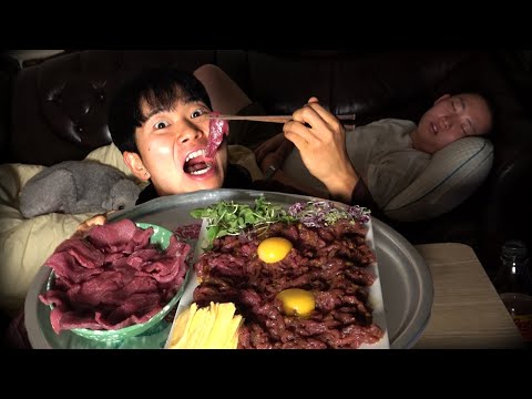 선응이형 잘때 몰래 옆에서 한우 육회 먹방!