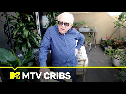 A Peek Inside Leslie Jordan's Home 🏠 MTV Cribs