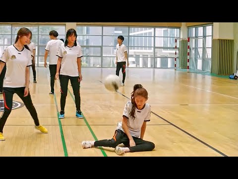 بنت فقيرة بيتـنمر عليها اجمل شاب فالمدرسة وبيرفض حبها ولما بتتحول لـملاك جميلة بتروح تعيش فبيته