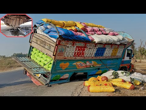Truck tube Stuck on the middle of the road How Mechanic repair the truck