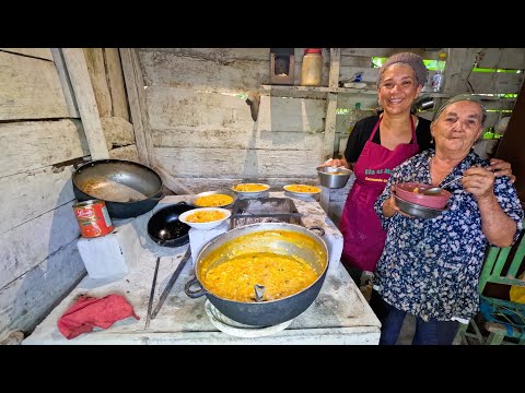Haciendo un ASOPAO donde AMANTINA en un campo de Jarabacoa, y nos atrapó una LLUVIA