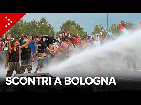 Scontri Bologna: l'idrante della polizia disperde i manifestanti che avevano occupato la tangenziale