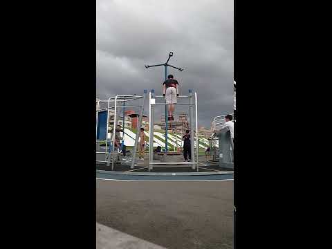 水濱健身房練習暴力上槓