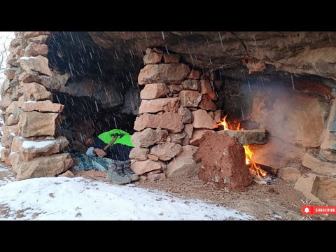 Caught in Storms,Rain,and Blizzard_Building a Stone Shelter_Surviving in Extreme Cold weather