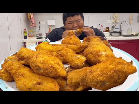 猴哥花40元买10个鸡腿，裹上面包糠鸡蛋液一炸，再卷上芝士拉丝太过瘾！【胖猴仔】