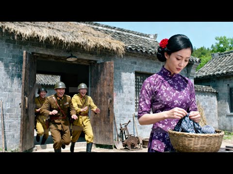 Japanese soldiers invade the house, but the village girl sewing is actually a disguised super agent.