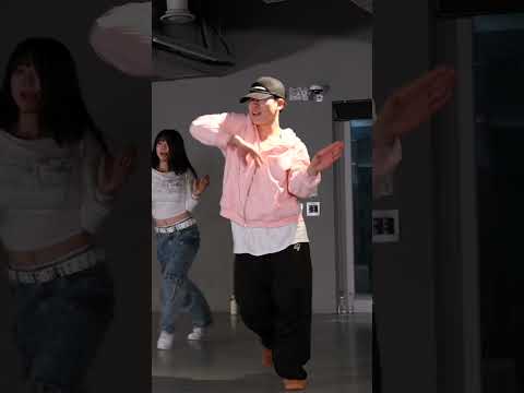 Look at👀✨his moves! so poppin🍿