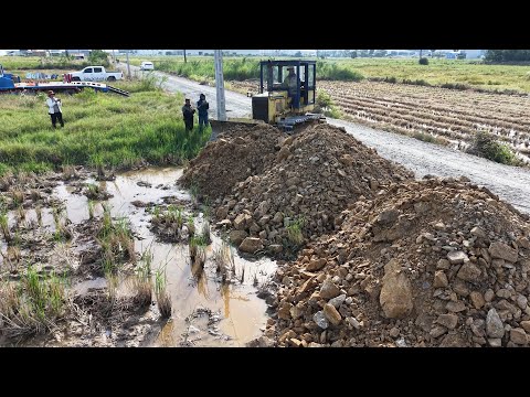 Great Job Filling Up Land Project Using Skill KOMATSU Bulldozer D31P With Many 5t Dump Trucks