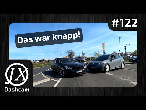 Cyclist gives middle finger & overtakes closely... | #122 Dashcam Compilation Berlin | Germany
