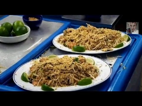 Gordon tries to make Pad Thai | The F Word