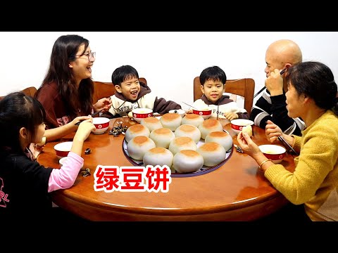 一碗綠豆一碗麵粉，做17個綠豆餅當晚餐，搭配地瓜粥簡單又美味！