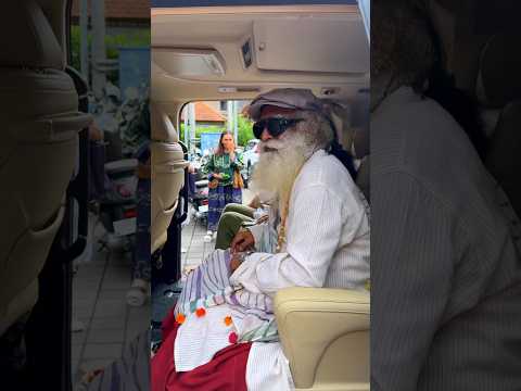 Walking the streets of Ubud, Bali with Sadhguru #Sadhguru #Bali