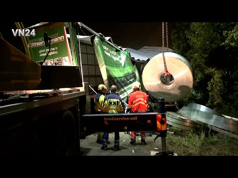 VN24 - Recovery of an overturned truck loaded with steel coils on the A44
