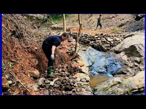 build a water canal on the mountain and make more beautiful small bamboo houses