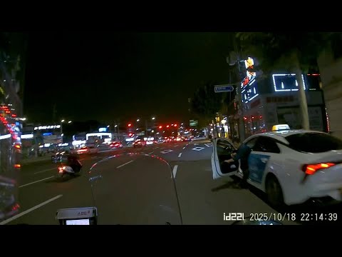 오토바이는 개문사고가 진짜 무섭습니다. 손가락 짤릴수도 있거든요