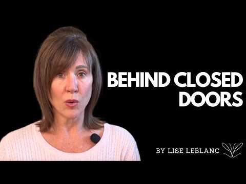 7 Things Narcissists Do When They're Alone