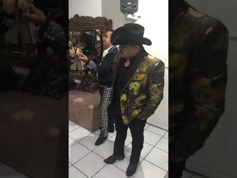 CHUY LIZARRAGA- CON MARIACHI "LA RULETA" Y SUBIENDO TONOS