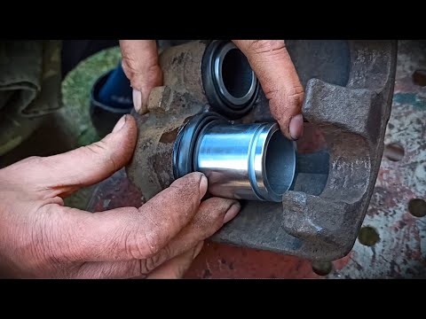 Обслуживание переднего тормозного суппорта Opel Vivaro 1.9 dti 2003г.