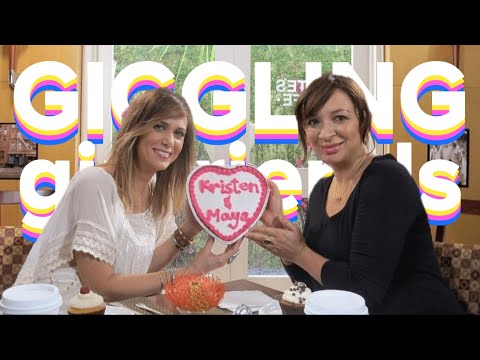 maya rudolph and kristen wiig being GIGGLING girlfriends