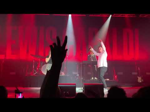 Lewis Capaldi Sydney Brings Girl on stage to sing Bruises AMAZING VOICE 2020 (full length)