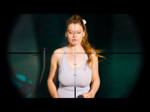 全程高能无尿点！这个影史最“不正经”的顶级杀手，一边看美女杂志，一边就把反派团灭了！