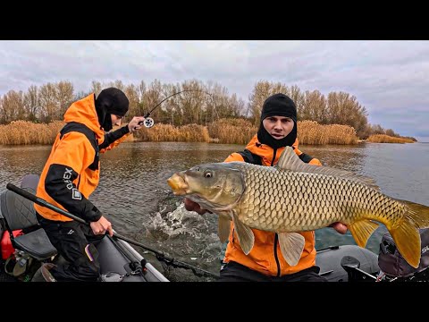 ЗИМНЕЕ ЛОГОВО САЗАНА 😱 Под водой ТЫСЯЧИ рыбин, КАРАСИ - КОНИ! Рыбалка зимой 2025