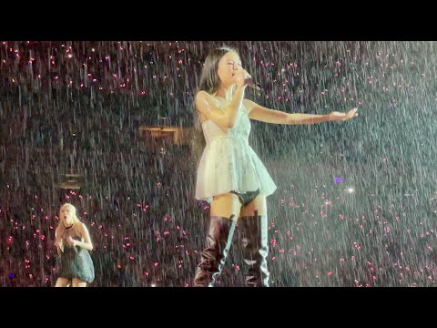 230812 BLACKPINK - Full rain concert 8 of 10: Playing with Fire / TG / SD live @ Metlife 4K Fancam