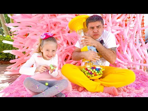 나스티아는 선한 일을하고 아빠는 과자로 그녀에게 보상합니다.