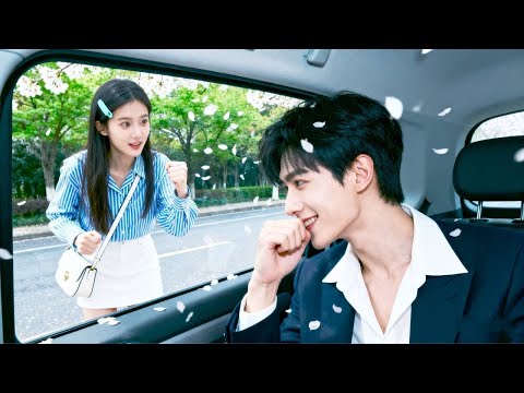 Elle s’exerce à sourire devant la vitre, inconsciente que le PDG l’observe, touché par sa pureté.