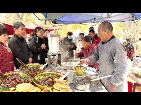 石家庄市无极县大集，藏着最地道的本地美味！跟着镜头沉浸式体验，解锁荞麦扒糕、无极饸饹面、烧饼夹焖子的美味暴击！一起来体验这份最接地气的快乐吧！这才是河北县城里的烟火气息，更能體驗最淳樸的河北鄉村風情