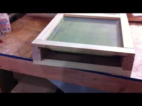 Screen bottom board with oil tray