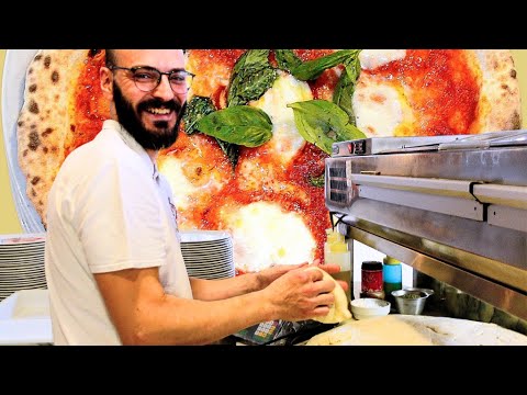 Pizzaiolo a Roma San Lorenzo ci mostra come prepara l'impasto per la Pizza Napoletana