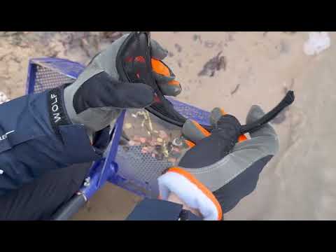 Beach cleaning with a shovel: what people lose, fly swatters and candlesticks found