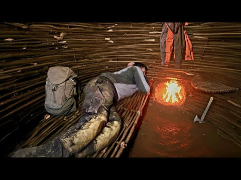 Weaving a cozy nest with a stove using hazel. | Bushcraft