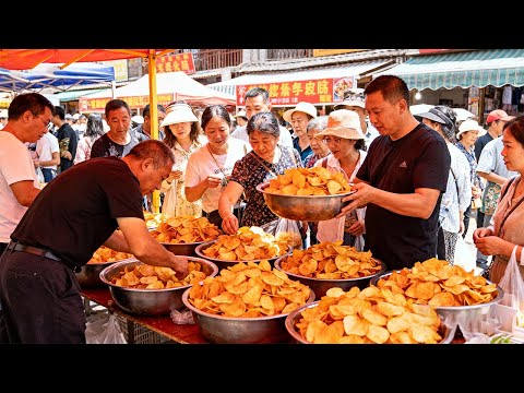 中国云南火车轨道上的热闹大集市，傣族风味美食，现场制作的土豆片，玉米三角糕，脆皮烤五花肉，昆明官渡粑粑，豆面汤圆，炭火烤饵块，木姜子鸡翅尖，油炸五花肉片，云南八宝饭，油炸蚂蚱，薄荷羊肉米线，莲藕丸子