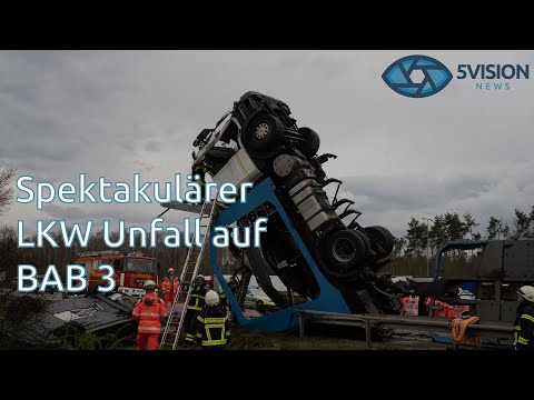 Rodgau: Schwerer LKW Unfall auf BAB 3 - Fahrerkabine in 7 Metern Höhe