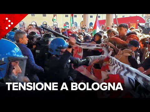 Tensione a Bologna dopo il blocco della Flotilla: scontri con gli agenti davanti alla stazione