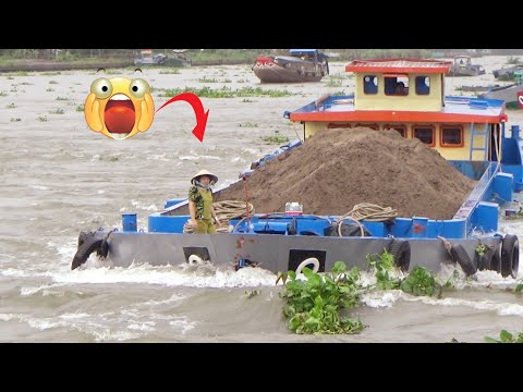 [670] Due to heavy rain and fast flowing water, many boats encountered difficulties at the dam gate