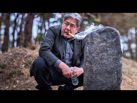 韩国萨满跳大神有多野？刀尖起舞，往脸上抹血，只为镇住棺材里那个“湿漉漉的东西”？一口气看完《破墓》