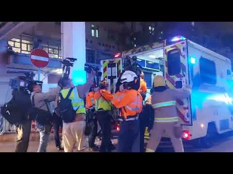 宏福苑。警察阻擋記者採訪。影片尾段。有人高舉區旗。2025,11,27