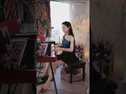 NO687、The piano girl's performance healed the fatigue of the whole day.鋼琴女孩的演奏，治癒了一整天的疲憊。