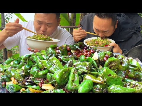 好久沒吃辣，二弟做“土辣椒炒牛肉”，滿滿一大碗大哥辣的直流汗【鐵鍋視頻】