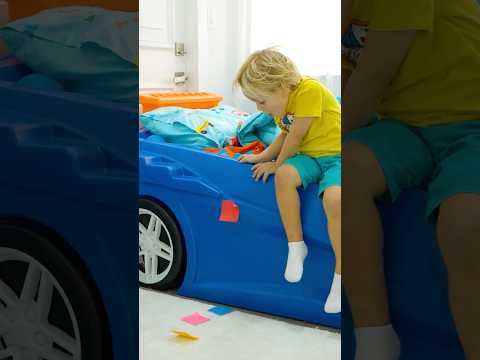 Los niños juegan con pegatinas